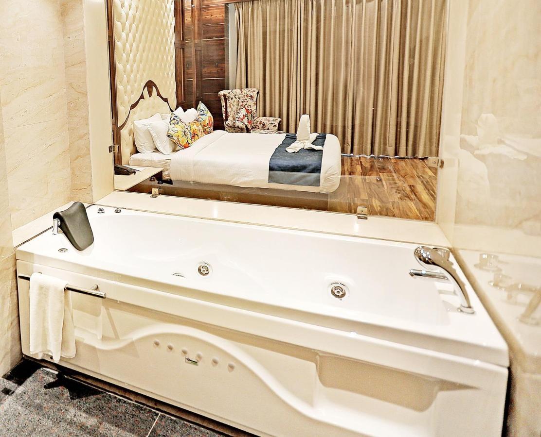 Hotel Vintage Zirakpur Chandigarh ปัญจ์กุลา ภายนอก รูปภาพ