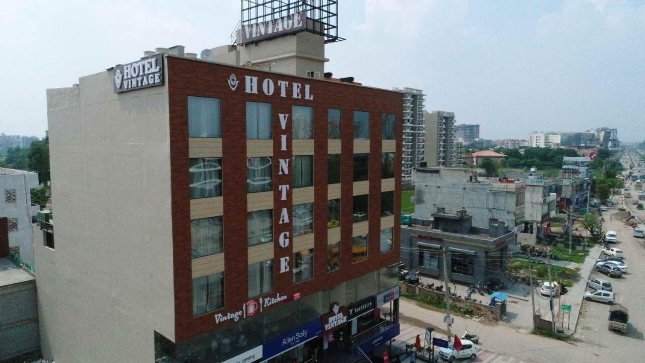 Hotel Vintage Zirakpur Chandigarh ปัญจ์กุลา ภายนอก รูปภาพ