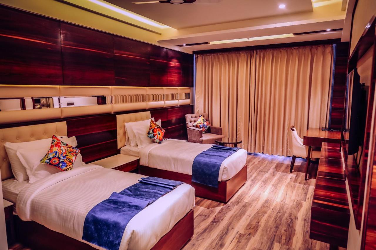 Hotel Vintage Zirakpur Chandigarh ปัญจ์กุลา ภายนอก รูปภาพ